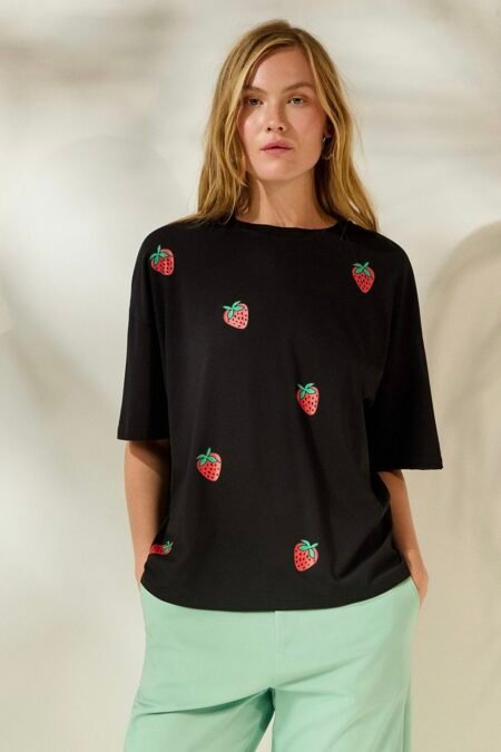 Violet strawberries t-shirt (black)/Mamoush μπλούζα